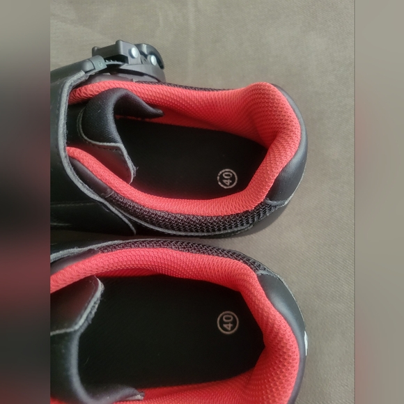 Peloton Cycling Shoes With Cleats Size 40 Black Red Womens 9 Mens 7 Spin Bike - Picture 2 of 5